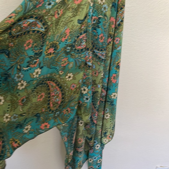 Deepti S . C. Size. Color floral green and orange . 70%seda and 30%poliester - Picture 6 of 8